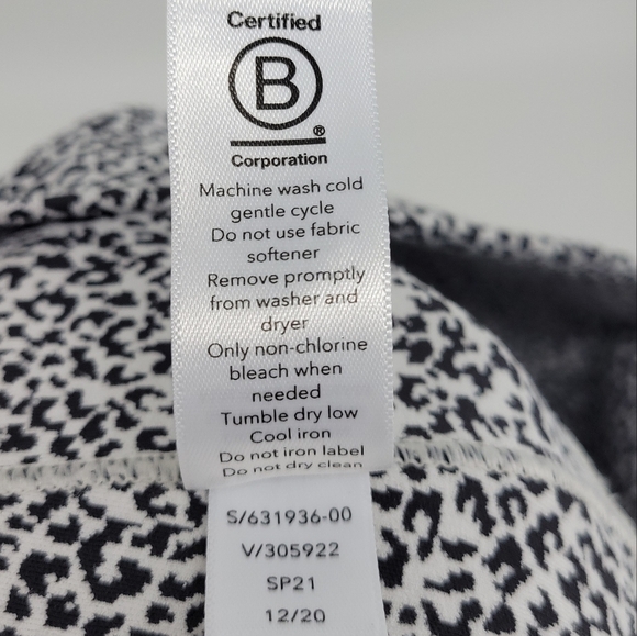 Athleta Black & White Leopard Print Mid Rise 2 Pocket Activewear Leggings Size S - Picture 5 of 10